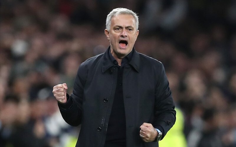 Jose-Mourinho-noi-bat-voi-phong-cach-choi-phong-ngu-phan-cong