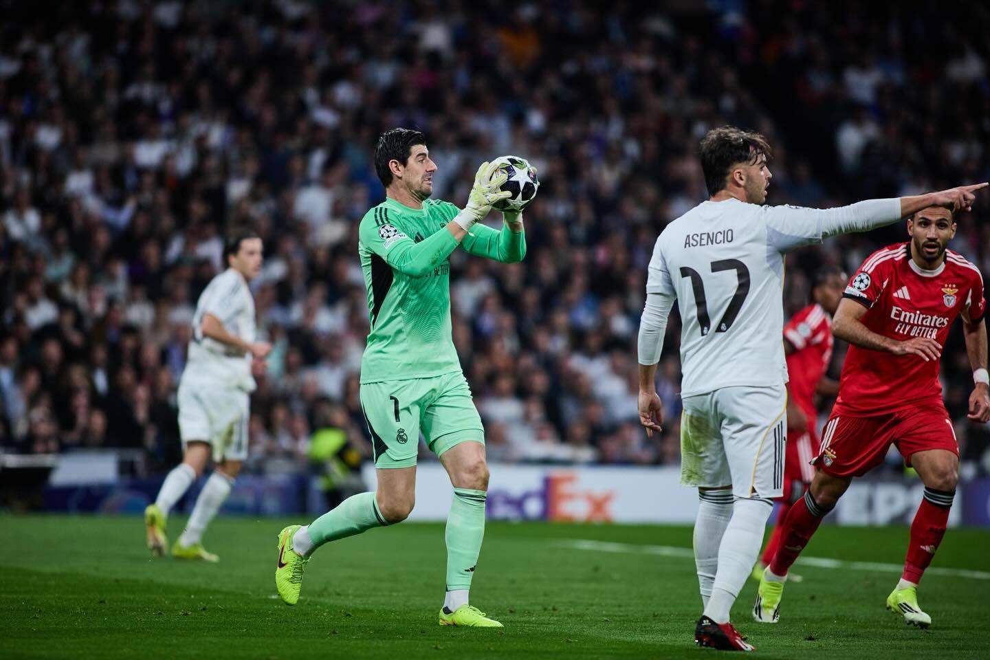 Theo luật mới, năm 2025 thủ môn không được giữ bóng quá 6 giây