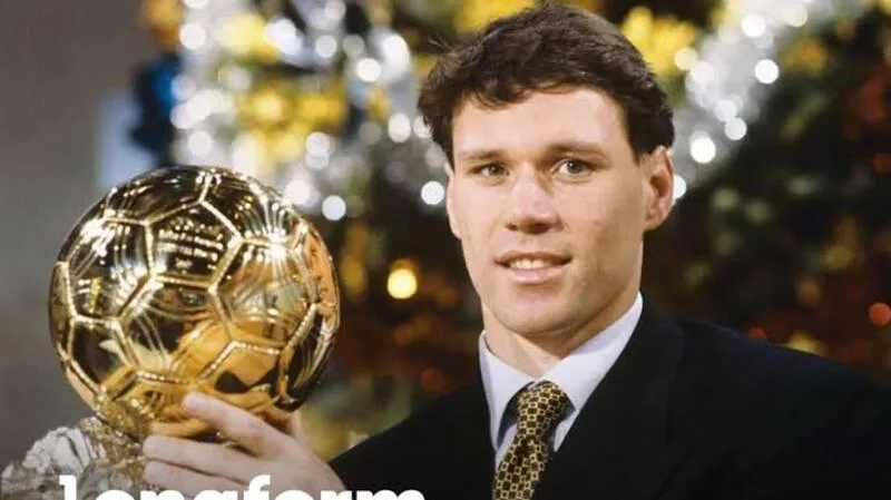 Marco van Basten là một trong những tiền đạo hay nhất lịch sử, từng giành 3 Ballon d’Or nhờ kỹ năng dứt điểm đẳng cấp.